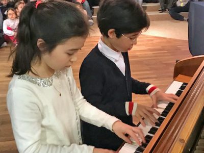 Kleine Pianisten geben ein Konzert