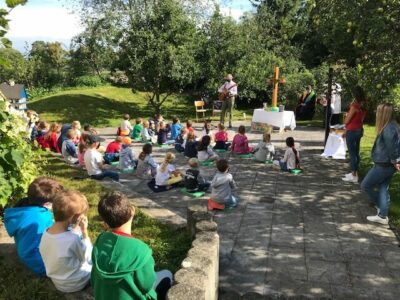 Segnung der 1. Klassen in unserem Schulgarten unter freiem Himmel