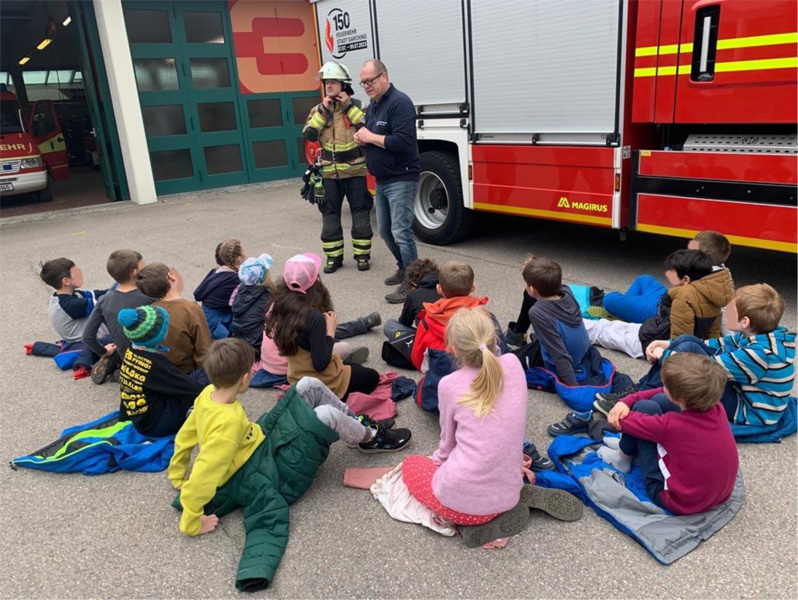 Die 3. Klassen besuchen die Feuerwehr