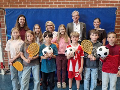 Spendenscheck und Sportwoche